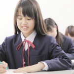 テスト中の中学生の女の子