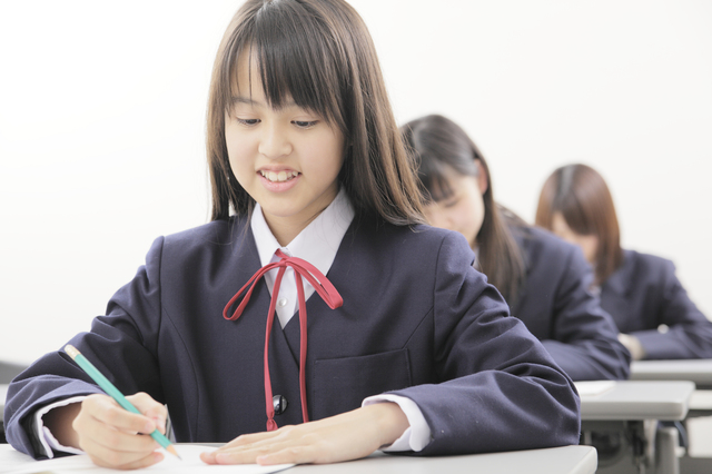 テスト中の中学生の女の子