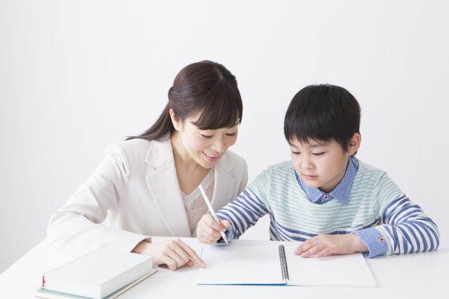 勉強中の先生と子供