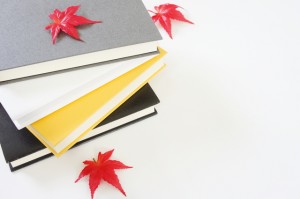 紅葉の中の本4冊