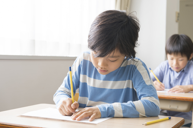 授業中の小学生