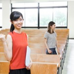 ガッツポーズする女子大学生