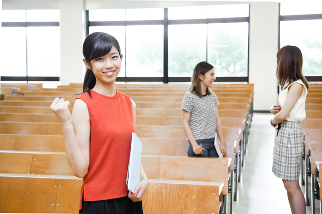 ガッツポーズする女子大学生