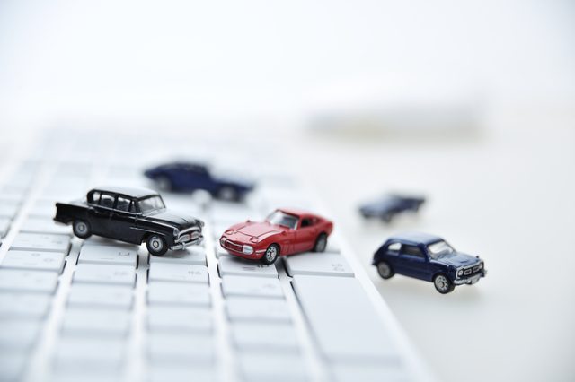 キーボードの上のミニカー