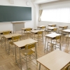 学校の机が並ぶ教室