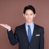 案内する男性職員