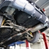 自動車整備工場でジャッキアップされた車