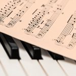 ピアノの鍵盤の上の楽譜