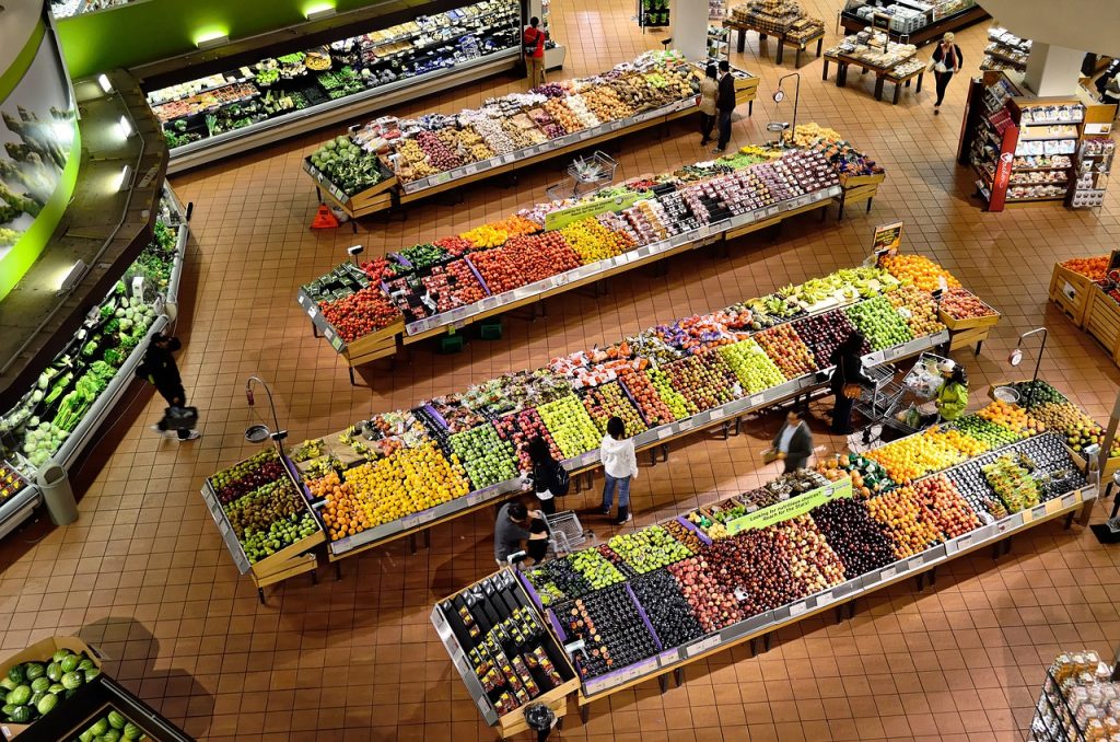 スーパーに並ぶ野菜や果物