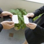 ビジネスマンとOLさんの名刺交換