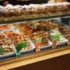 飲食店のショーケースに並ぶ食材